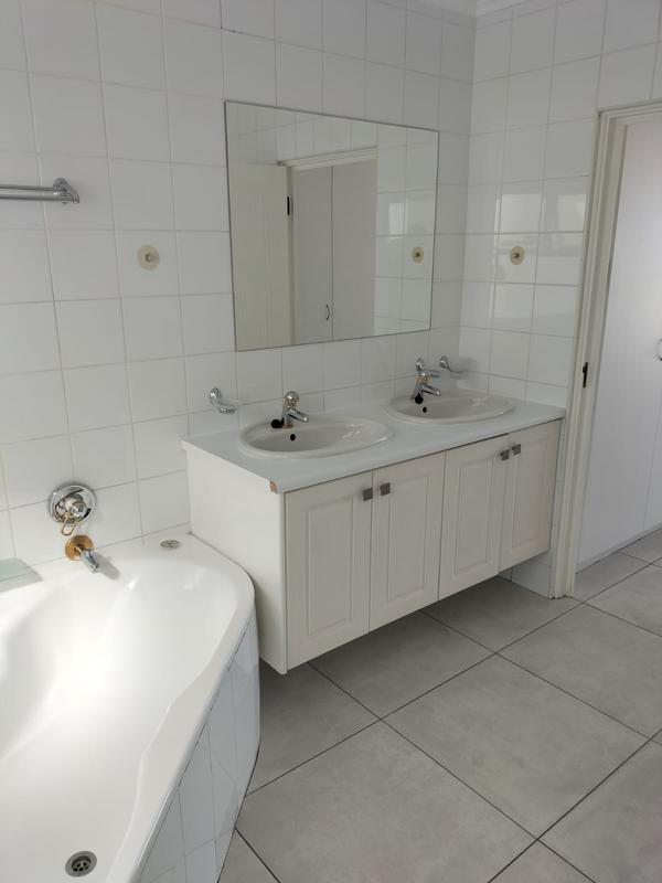 To Let 3 Bedroom Property for Rent in Bloubergstrand Western Cape
